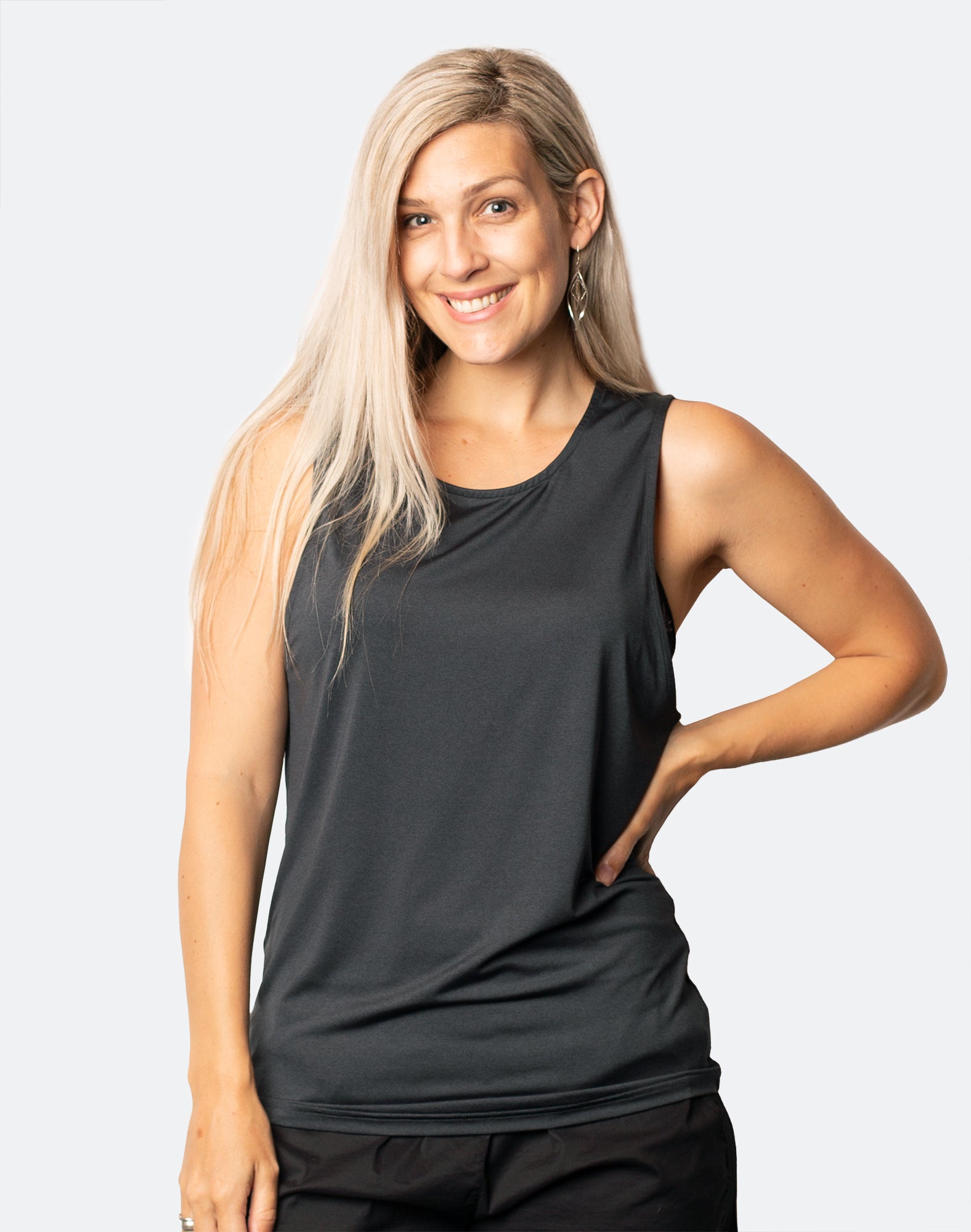 active mum wearing a raven breastfeeding top free n active tank